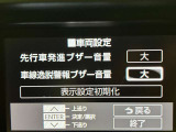 レーンディパーチャーアラート付です。ウインカーを出さずに車線を逸脱しようとすると、ブザーとディスプレイで注意喚起し、ステアリング制御が作動しドライバーに車線逸脱防止を促してくれます。