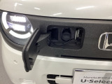 普通充電はフタを直接押し、充電コネクターを差すだけで充電開始します。