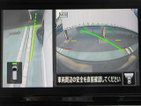 ナビ画面にアラウンドビュ-モニタ-の映像を映し出しています。  狭い場所での車庫入れをサポ-トしてくれる便利アイテムです。
