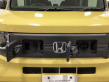 普通充電はフタを直接押し、急速充電は車内のボタンを操作して開け、あとは充電コネクターを差すだけで充電開始。かんたんな充電操作と、フタの開け方を変えることで差し間違いを防げる安心感を両立しました。
