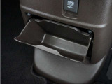 ◆センターロアボックス◆インパネ中央の下部には、ごみ箱としても使用する事ができるセンターロアボックスを装備しております。