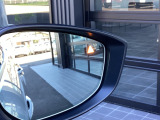 BSM(ブラインド・スポット・モニタリング)は後方から接近する車両の存在を知らせて、車線変更時の後方確認をサポートしてくれます。