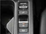 電子制御パーキングブレーキ搭載で指一本で簡単に操作することができます。さらに停車中に、ブレーキペダルを踏み続けなくても、自動的にブレーキを保持する機能である、オートマチックブレーキホールド付きです。