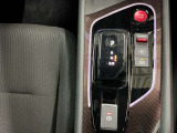 電気自動車およびe-POWER車特有の、軽い操作感なシフトレバー。パーキングブレーキは電磁式です。