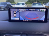 360度ビューモニターは車両の前後左右に備えた計4つのカメラを活用し、車両上方から見たトップビューのほか、フロントビュー、リアビュー、左右サイドビューの映像をセンターディスプレイに表示いたします!