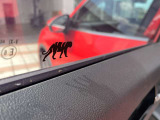サイドガラスには車名の由来となった動物があしらわれています。