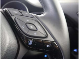 運転中、オーディオの操作をしてて、ハッとしたことはありませんか?ステアリングスイッチは、運転中でもハンドルでオーディオの操作が可能です。
