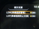 車線逸脱防止機能付き♪ふらつき防止も兼ねており安全装備でもありますね♪白線をまたいで走行しますと警報音でお知らせしてくれますので、長距離ドライブ時など安心です。