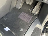 運転席側のフロアマットです。目立った汚れなどはありません。