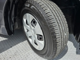 車両デザインに調和するホイールカバーを装備。タイヤの溝の状態もご確認ください。