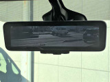 【スマートルームミラー】後方カメラを使う事で後席の荷物や乗員、ピラーによって後方視界が遮られる事なく後方を確認する事が出来ます。