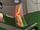 カスタム専用クリスタルLEDリヤコンビネーションランプ(LEDストップランプ)で省電力・長寿命化を実現。