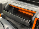 小物が収納できる運転席側インパネアンダーボックス。 ボックス内にはUSBソケットが一口。
