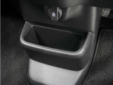 ◆センターロアボックス◆インパネ中央の下部には、ごみ箱としても使用する事ができるセンターロアボックスを装備しております。