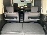 3列目シート用にシートバックテーブルが付いています。停車中などの際や、ちょっとした休憩の際には重宝します