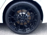「R」専用オプションの19インチ純正アルミホイール+235/35R19タイヤを装着。DCC(アダプティブ・シャシ・コントロール)付きで、スポーティかつ快適な乗り心地を実現します。