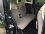 スライドドアだから、隣の車との距離が近い駐車場でも安心。チャイルドシートへの乗せ降ろしや、大きな荷物の積み込みもストレスなく行えます。
