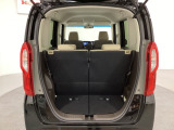 開口部も広く荷物の積み下ろしもしやすいお車となっております。シートの背もたれは5:5の割合で背もたれを可倒でき、前後のシートスライドもできるので荷室をひろげることができます。