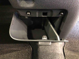 収納ボックスがついており便利に使用出来ます。