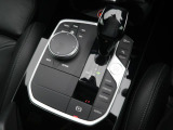 【シフトノブ】BMWの高性能オートマチックは、ATセレクトレバーを左側に倒すことで、通常の「D」から「S」(スポーツ)または「M」(マニュアル)へと切り替えが可能です。