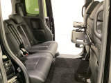 運転席・助手席の背もたれには、2列目シート用にカップホルダー付きの「格納式のシートバックテーブル」を装備しています。休憩時のちょっとした時間などカップを置いたり、小物置きに使えて便利です。