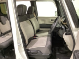 座面も厚みがあり背もたれも高く、広い足元にゆったり座れるシートです。運転席と助手席の間が空いている為、助手席側への移動がスムーズです。交通量の多い道でも助手席側から乗り降りができます。