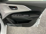 【運転席ドア】ドリンクホルダーと収納ポケットがあります。