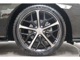 純正のアルミホイールが足元を飾ります!タイヤサイズは235/40R18となります。