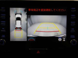 パノラミックビューモニターを装備。駐車場や交差点でクルマを真上から見るように周囲を確認できます。機能の詳細は販売店スタッフまでおたずねください。