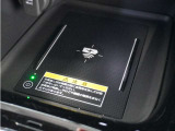 ◆ワイヤレス充電器◆ワイヤレス充電規格Qiに適合した機器を充電エリアに置くことで使用できます。