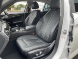 スポーツシートになっておりますので、ドライバーの身体をホールドし、安定したドライビング姿勢をサポート致します。日常的な運転でも、長時間にわたる運転でも快適な姿勢を保つための設計になっております。