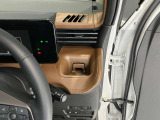 運転席側前部にドリンクホルダーあります♪運転中でも手が届きやすい位置にあって使い易いです♪