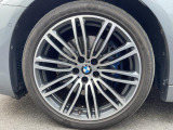 BMWならではの卓越した走りを支えるホイールと足回りです!日本車の走りに慣れている方にもぜひ体感して頂きたいほど、高いレベルでまとまっています!純正19インチアルミホイール。