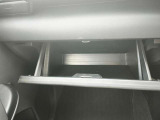 【小物収納に便利なグローブボックス】  車検証や取扱説明書、ちょっとした小物をすっきり収納できるグローブボックスを装備。手が届きやすい位置で使い勝手が良く、車内をスマートに整理できます。