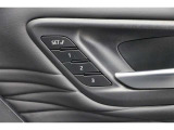 車の運転席の位置を保存できるシステムです。運転手が変わってもセッティングしたポジションを再現できる為発進時の手間が省けます。