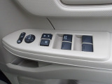 運転席のスイッチで全てのウィンドウの開閉操作を行うことができます。ロックボタンをONにしておくと、運転席以外のウィンドウは作動しないのでお子様を乗せているときなども安心ですね♪