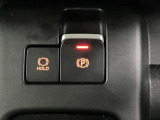 【電動パーキングブレーキ】スイッチ一つで簡単に操作できる電動パーキングを搭載。シフト操作やアクセルと連動してパーキングブレーキが作動・解除されるため、スムーズな発進が可能に。