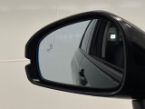 斜め後ろの車の存在をマークでお知らせ。車線変更するときに助かりますね。