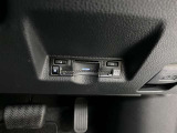ETC2.0ユニットが搭載。従来のETCに加えて渋滞回避支援や安全運転支援などの情報サービスも提供。より安全で快適な道路利用をサポート。