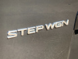エンブレムです。テールゲート左側についております!車種によってシルバーだけでなくゴールドやブラックなど色を変えることのできるオプションもあります。ご希望御座いましたら商談の際にお申し付けくださいませ!