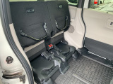 N-BOXの後部座席は跳ね上げることが可能です。高さがあって荷室には積み込みにくい物があったときは是非2列目を活用してください!片方ずつ動かせるので乗せる荷物や人数に合わせてご活用ください