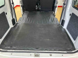 後席を倒せば広々とした荷室に。用途に合わせて使える便利なシートアレンジが可能です。