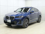 フロントフェイスの精悍な表情と伸びやかに続くボディーライン。斜め前からのアングルはBMWらしいスポーティさとエレガンスさを際立たせます。光の当たり方によって表情を変えるボディーの造形も魅力の一つです。