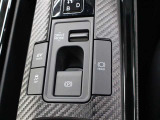 「HOLD」スイッチを押し、システムONの状態にしておくことで、渋滞や信号待ちなどでブレーキを踏んで停車した時にブレーキを保持。アクセルを踏むと解除されます。