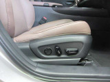 パワーシート搭載。微妙な調整が手軽にでき、最適なポジションで運転することが可能です。
