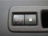 パワーバックドアを装備しています。バックドアを運転席からも開閉できます、便利ですよ。