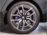 【BMWアロイホイル】軽量かつ強度に拘ったアロイホイル。走行性能ポテンシャルを引き出す設計。車の足元を引き締めてくれる大きなポイントはアロイホイルです。