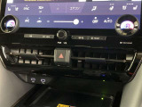 左右独立温度コントロールフルオートエアコンです。運転席、助手席それぞれで独立して温度設定ができます。