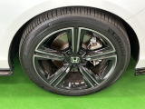 純正アルミホイールです。足元が引き立つので、車全体のイメージがアップしますよ!