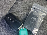 スマートエントリーキーシステムです。鍵を持っていればドアロック、解除、エンジン始動も楽チンです。イチイチ鍵を出す手間も無くなりますよ。悪天候時にも重宝しますね。